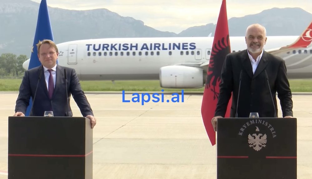 Mediat e Erdogan/ Si e nd&euml;rpreu avioni yn&euml; n&euml; Tiran&euml;