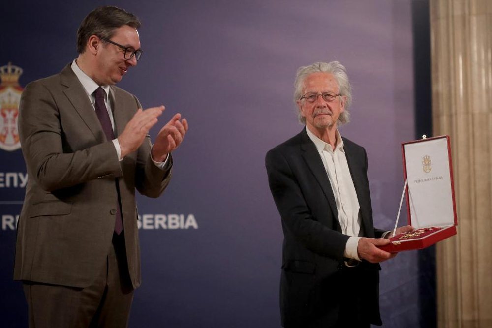 Dekorimi nga Vu&ccedil;i&ccedil; i nobelistit Handke, reagon Enver Hoxhaj: Mori