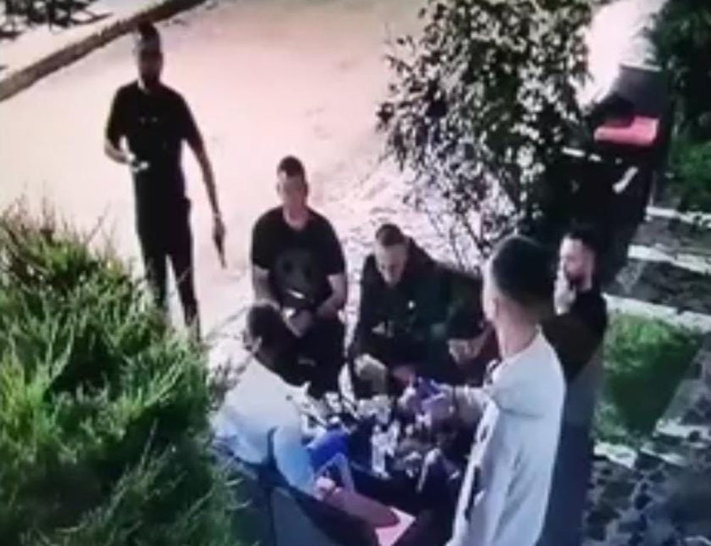 Vrau shokun mbr&euml;m&euml; n&euml; Tiran&euml;, vet&euml;dor&euml;zohet autori