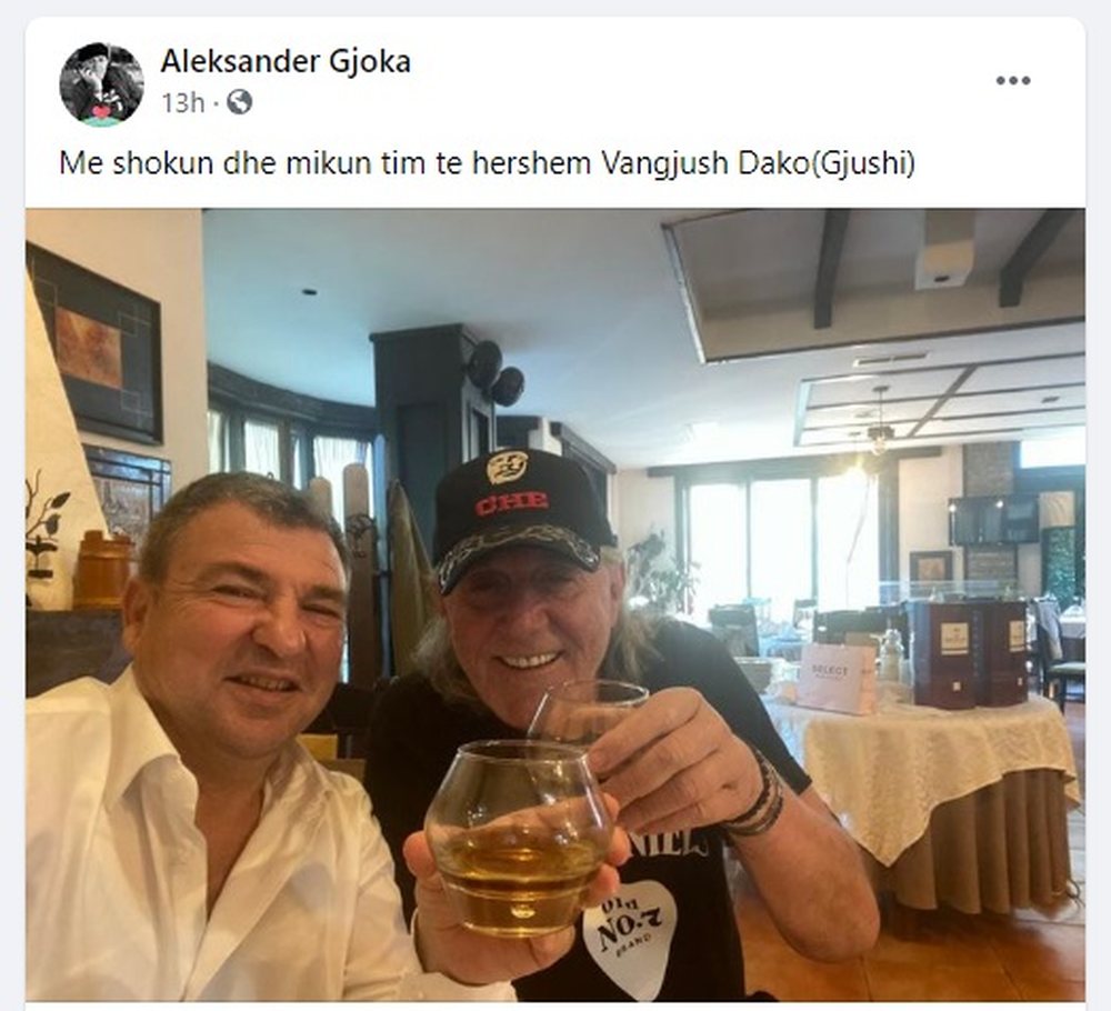 Pak or&euml; para arrestimit, Aleksand&euml;r Gjoka duke pir&euml; me Vangjush