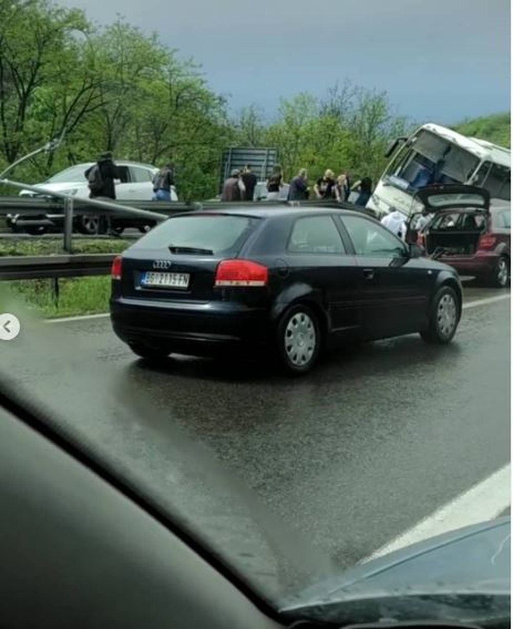 Serbi/ P&euml;rmbyset autobusi, disa qytetar&euml; mbeten t&euml; plagosur