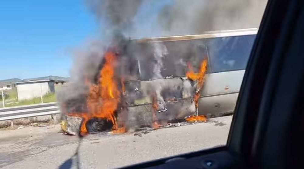 (FOTO) Shp&euml;rthen n&euml; flak&euml; minibusi n&euml; Kavaj&euml;