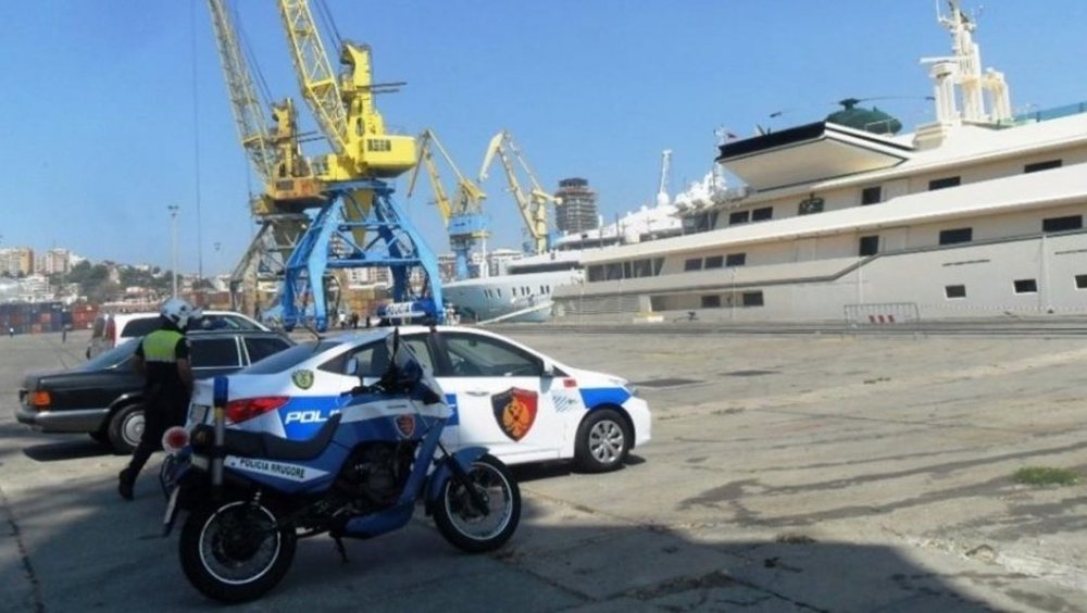 Tentoi t&euml; kaloj&euml; kufirin me dokumente t&euml; falsifikuara, arrestohet
