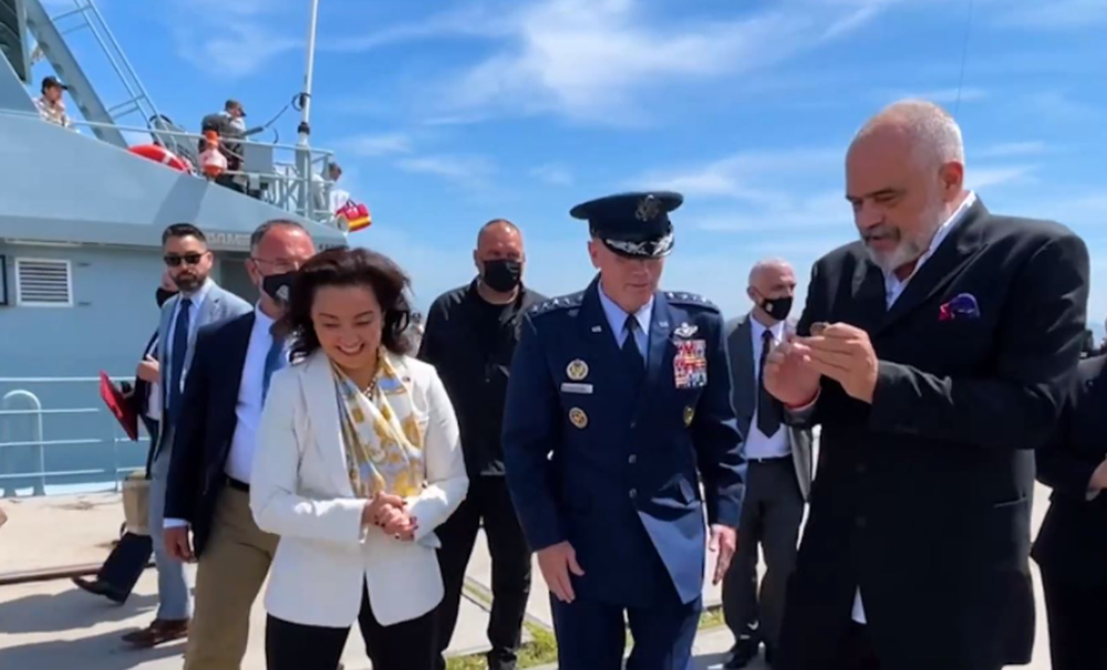 Rama shk&euml;mben dhurata me gjeneralin amerikan: Do ia jap djalit