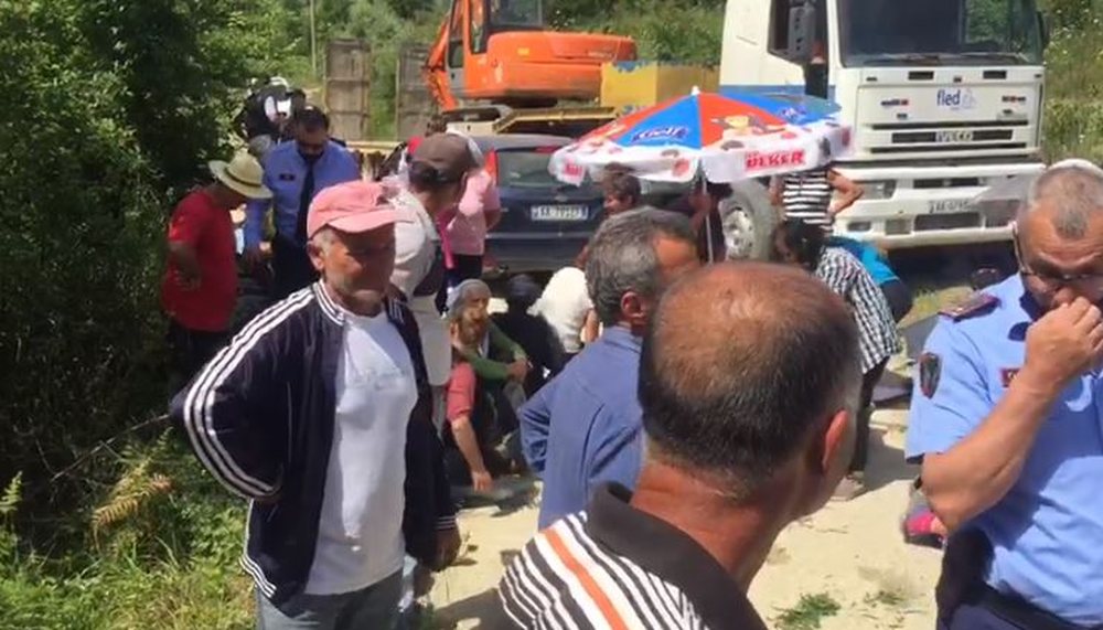 Berat/ Protesta kund&euml; ngritjes s&euml; uj&euml;sjell&euml;sit
