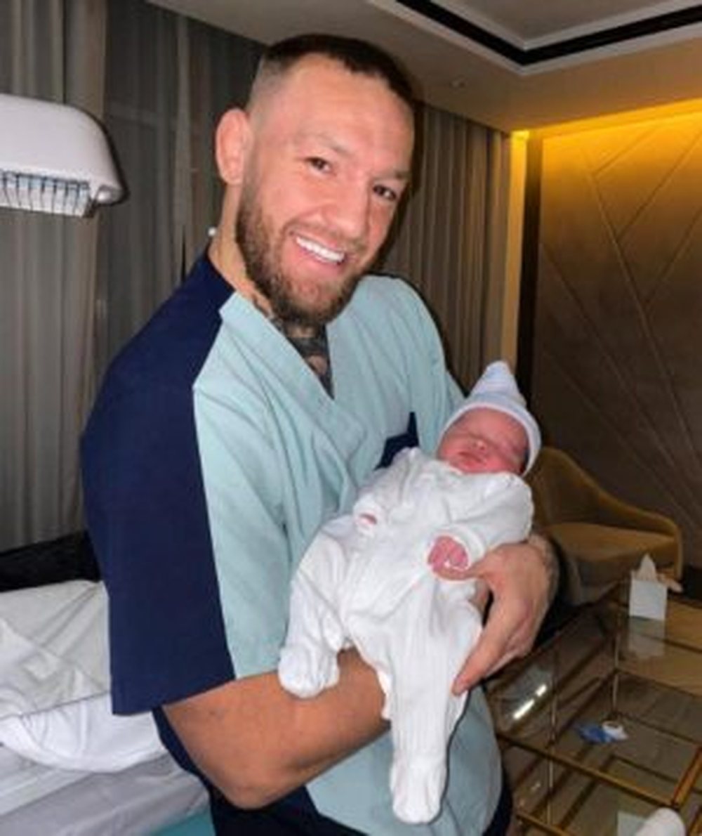 Conor McGregor b&euml;het baba p&euml;r t&euml; tre&euml;n her&euml;