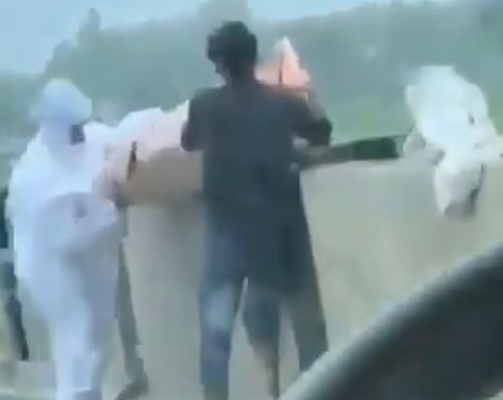 Covid-19 gjunj&euml;zon Indin&euml;, t&euml; af&euml;rm hedhin trupat e