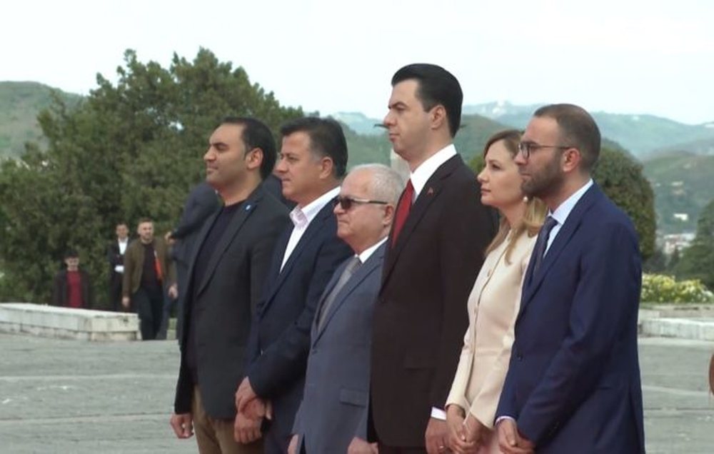 Basha homazhe te varrezat e D&euml;shmor&euml;ve