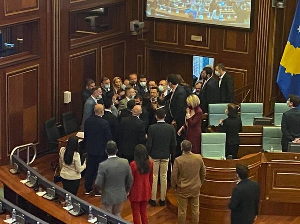 Tensione n&euml; Kuvendin e Kosov&euml;s, k&euml;rkohet shkarkimi i ministres