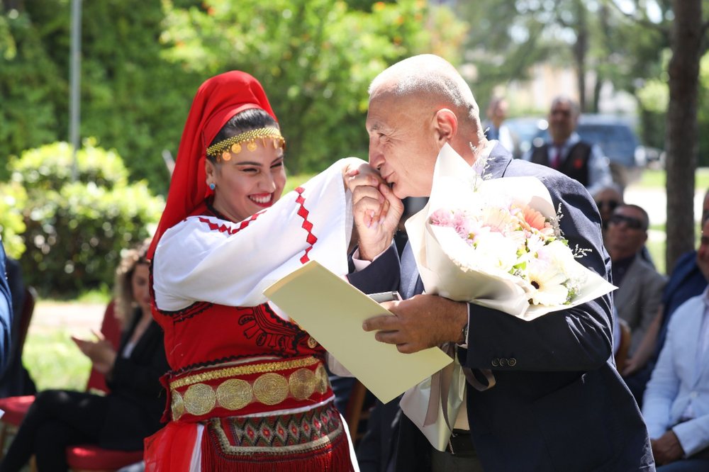 Kuvendi voton p&euml;r shkarkimin/ Meta organizon koncert me valle n&euml;