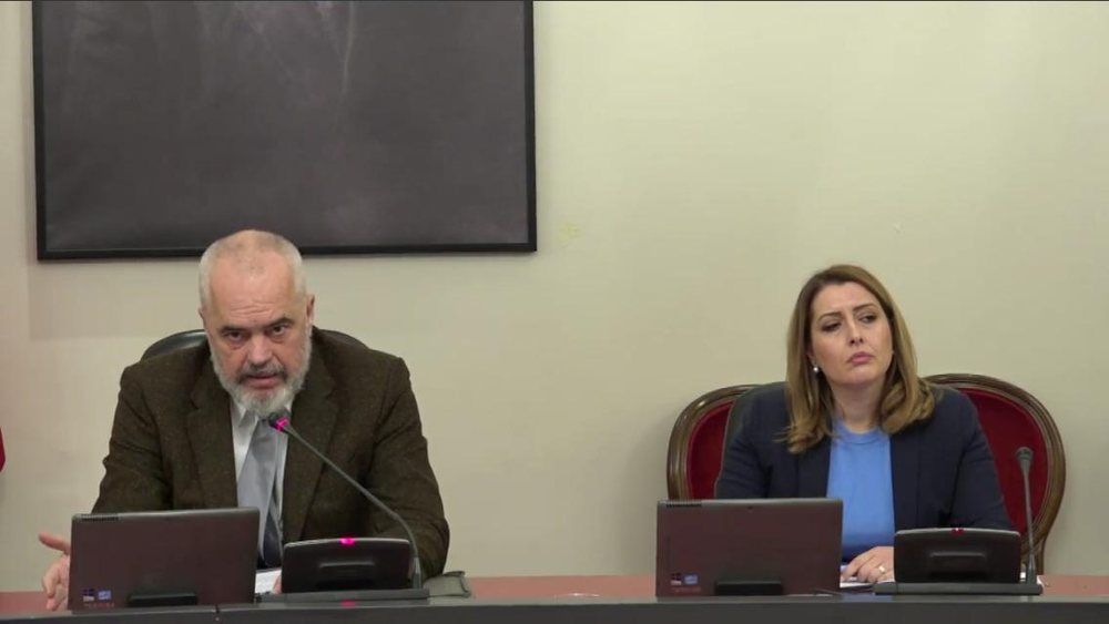 Ministria e Sh&euml;ndet&euml;sis&euml; nd&euml;rpret kontrat&euml;n e