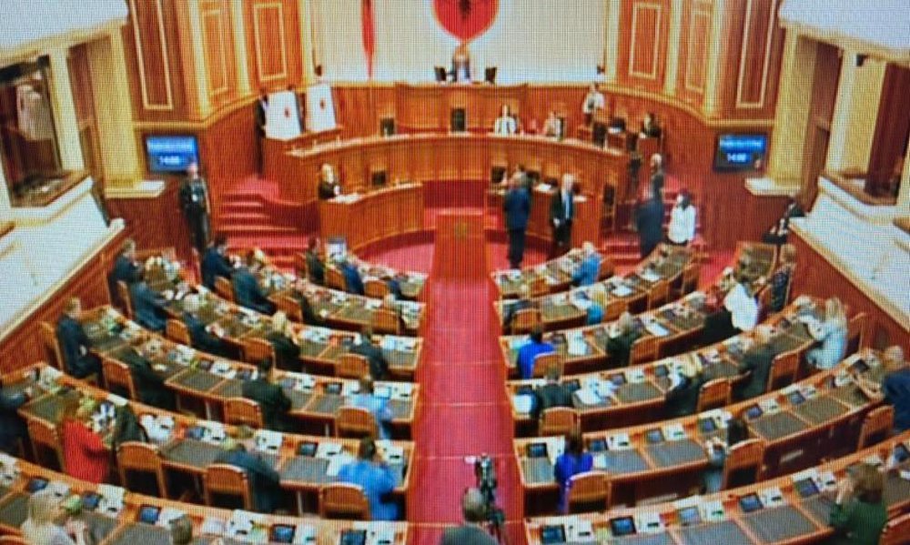 Hiqet kutia n&euml; mes t&euml; votimit n&euml; parlament, Kujtim Gjuzi: U