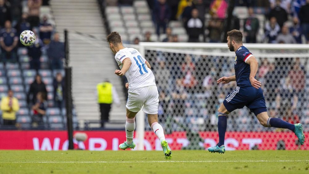 Patrik Schick, djali me probleme n&euml; zem&euml;r, q&euml; futi