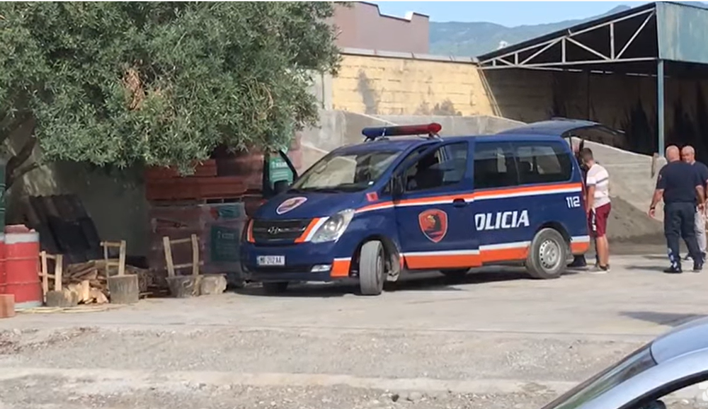 Makina e policis&euml; n&euml; Elbasan transporton hekura, momenti kur polici