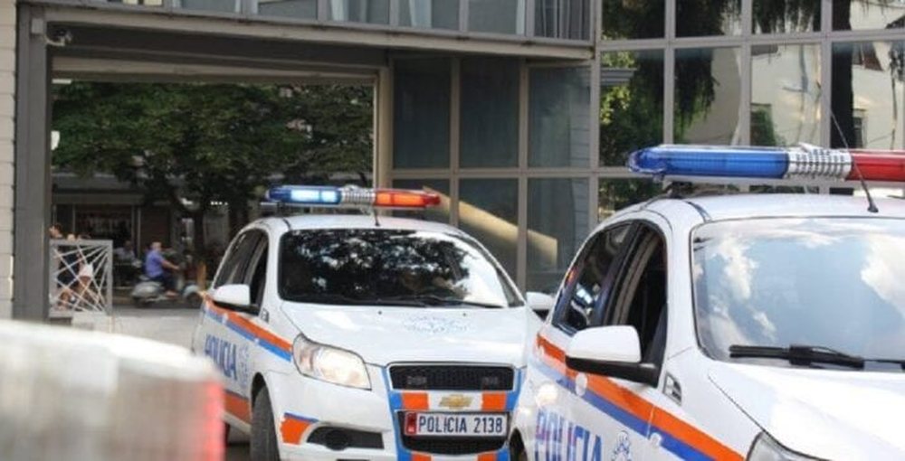 Tiran&euml;, i vendosin granat&euml; te dera e banes&euml;s, rast&euml;sia