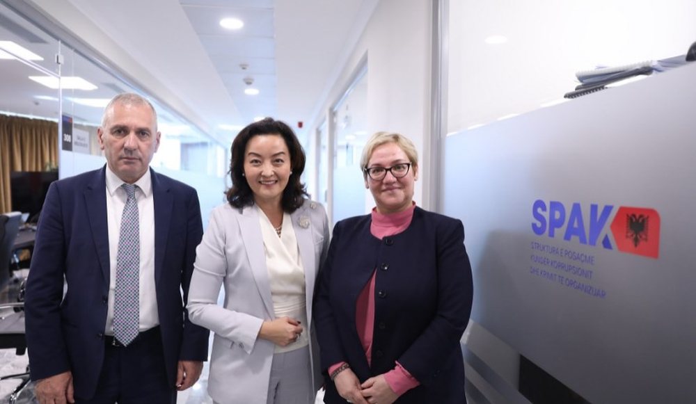 Ambasadorja amerikane Yuri Kim i jep kurajo oficer&euml;ve t&euml; Byros&euml;