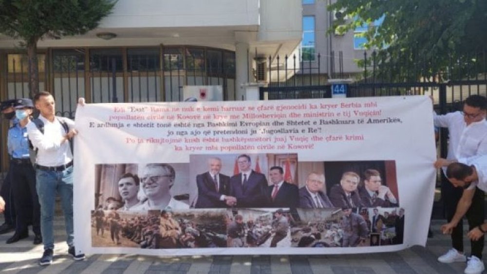 Protest&euml; para ambasad&euml;s ton&euml; n&euml; Kosov&euml;/ Me fotot e