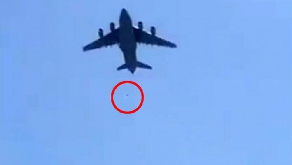 U mb&euml;rthyen pas rrotave t&euml; avionit p&euml;r t&rsquo;u larguar nga