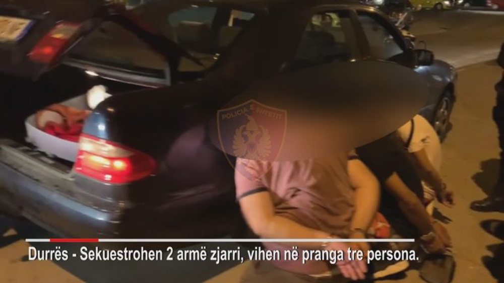 U kap&euml;n me arm&euml; brenda Benz-it, arrestohen tre persona n&euml;