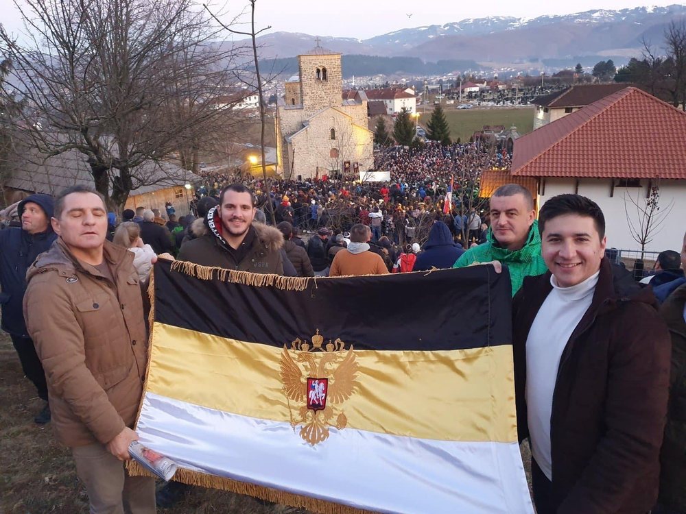 Albin Kurti i tregon me foto, k&euml;ta jan&euml; personat me t&euml; shkuar