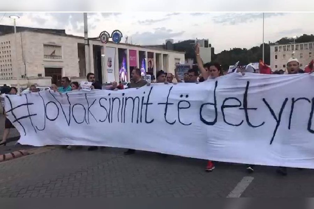 Tjet&euml;r protest&euml; n&euml; Tiran&euml; kund&euml;r vaksinimit t&euml;