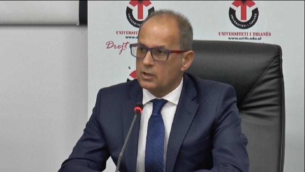 Rektori Artan Hoxha: Nuk ishte i nevojsh&euml;m vaksinimi i detyruar p&euml;r