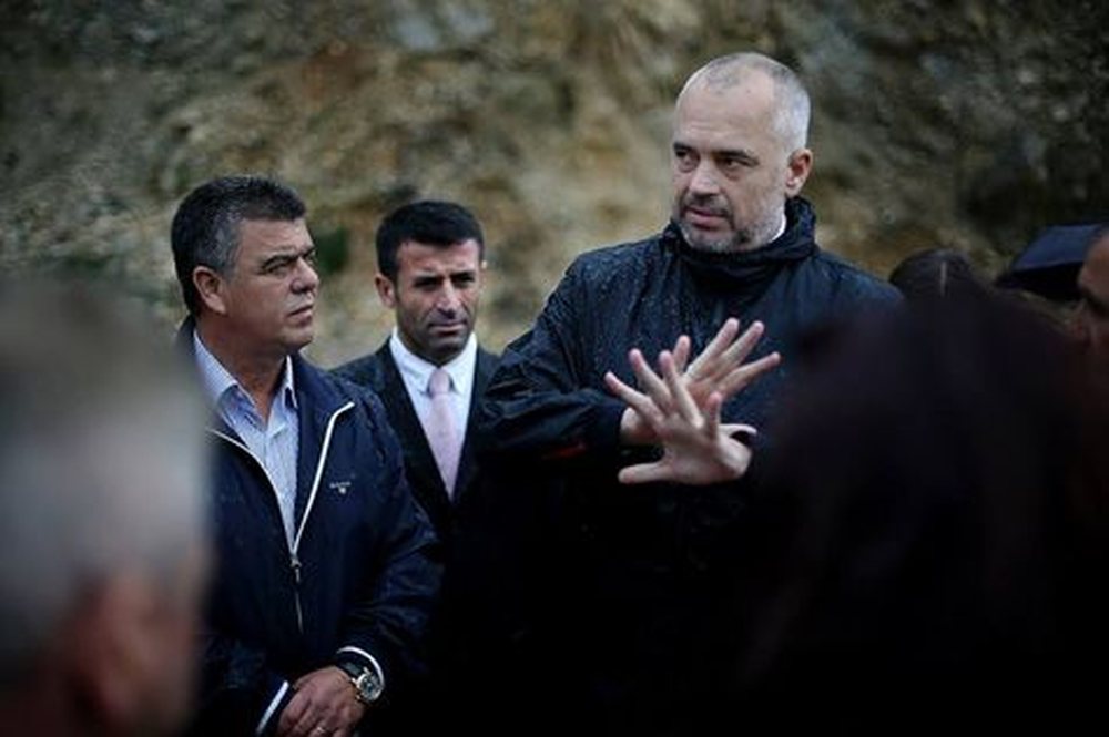 Enigma/ &Ccedil;far&euml; e ndau Lefter Kok&euml;n me Edi Ram&euml;n?