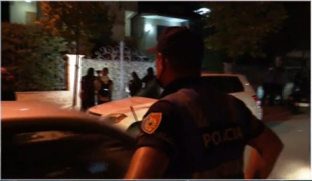 FOTO/ Policia largohet duarbosh nga sht&euml;pia e Adriatik Llall&euml;s