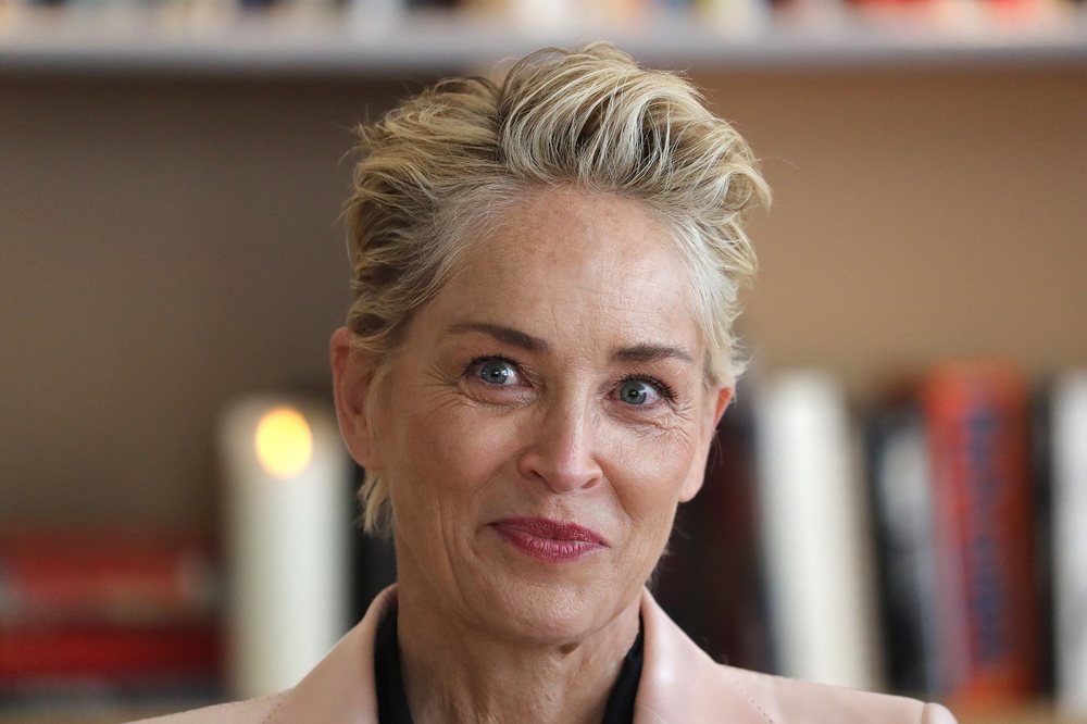 Sharon Stone rr&euml;fen problemet sh&euml;ndet&euml;sore, zbulon se ka tumor