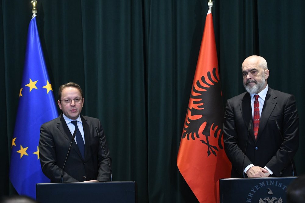 Oliv&eacute;r V&aacute;rhelyi, komisioneri i interesuar p&euml;r zgjerimin e