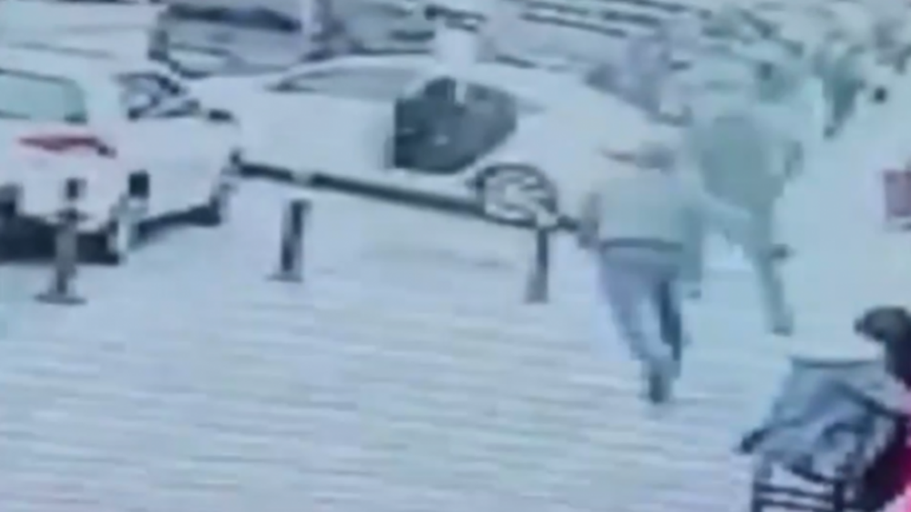VIDEO/ I rr&euml;mbejn&euml; &ccedil;ant&euml;n me para, shikoni si reagon