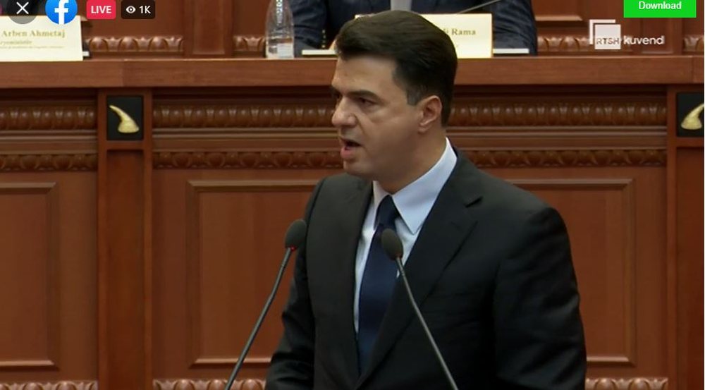 "Ai qenef, ti pllak&euml; majolike" Rama kunja me Bash&euml;n p&euml;r