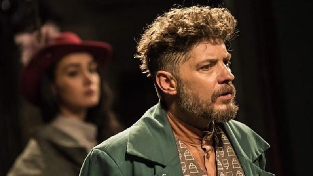 Aksidentohet aktori Lulzim Zeqja, nd&euml;rpritet shfaqja n&euml; Teatrin