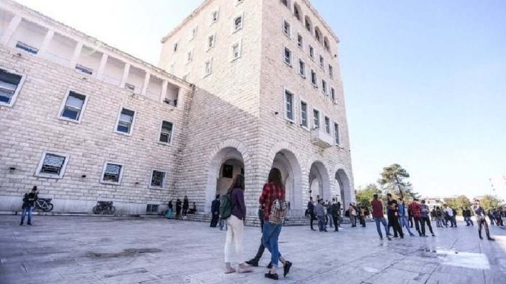Nis viti i ri akademik/ Student&euml;t rikthehen n&euml; auditor&euml;, kusht