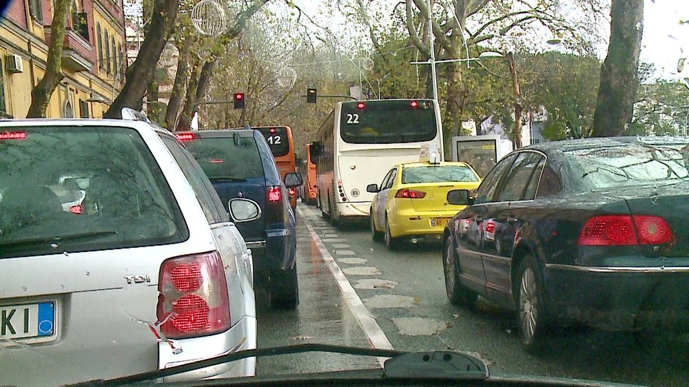 Reshjet e shiut sjellin kaos n&euml; Tiran&euml;, trafik i r&euml;nduar