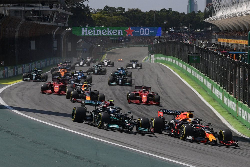 F1/ Parakalim spektakolar, Hamilton i rr&euml;mben fitoren n&euml; Brazil