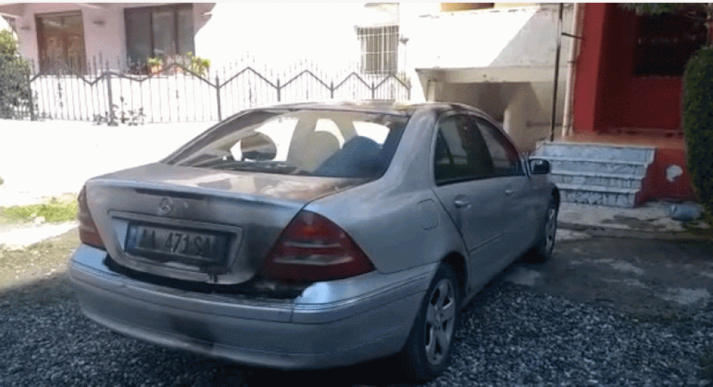 Dyshohet p&euml;r zjarrv&euml;nie t&euml; q&euml;llimshme, shkrumbohet automjeti