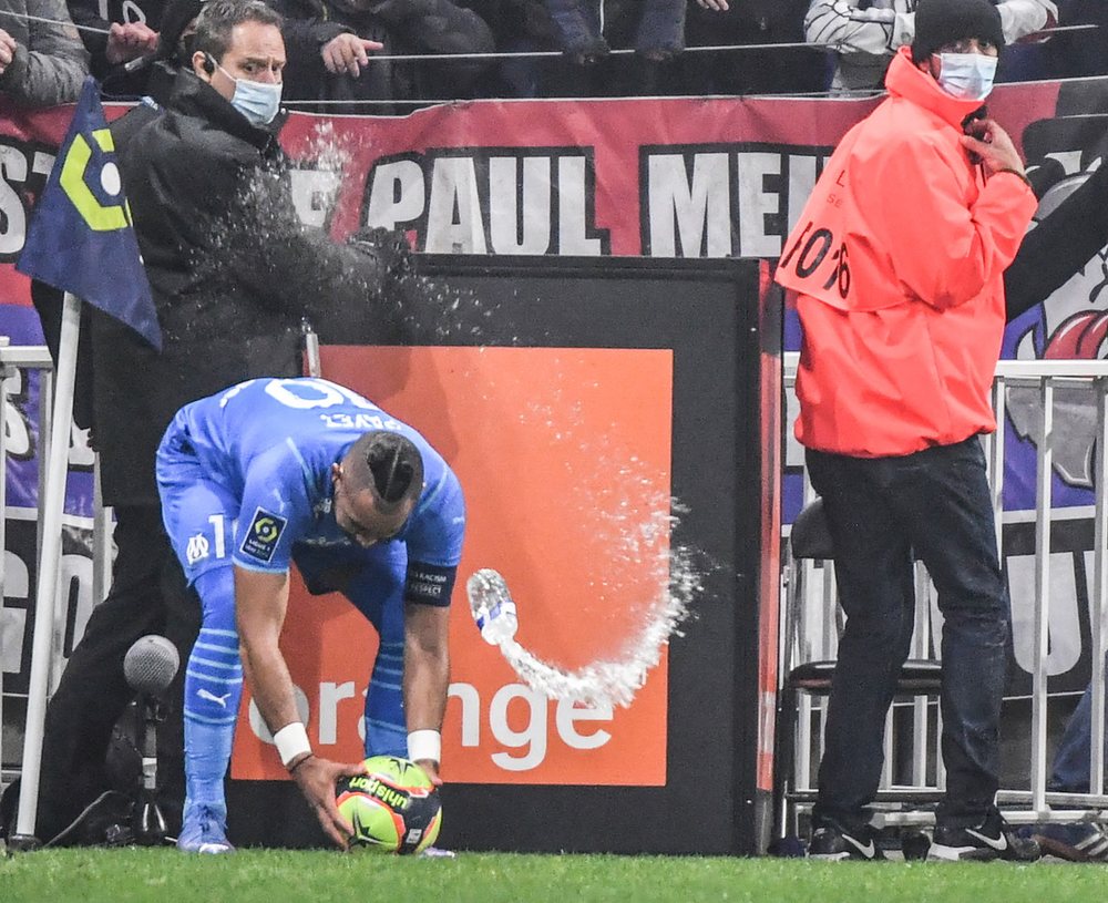 FOTO/ Skandal n&euml; Franc&euml;: Payet goditet nga nj&euml; shishe,