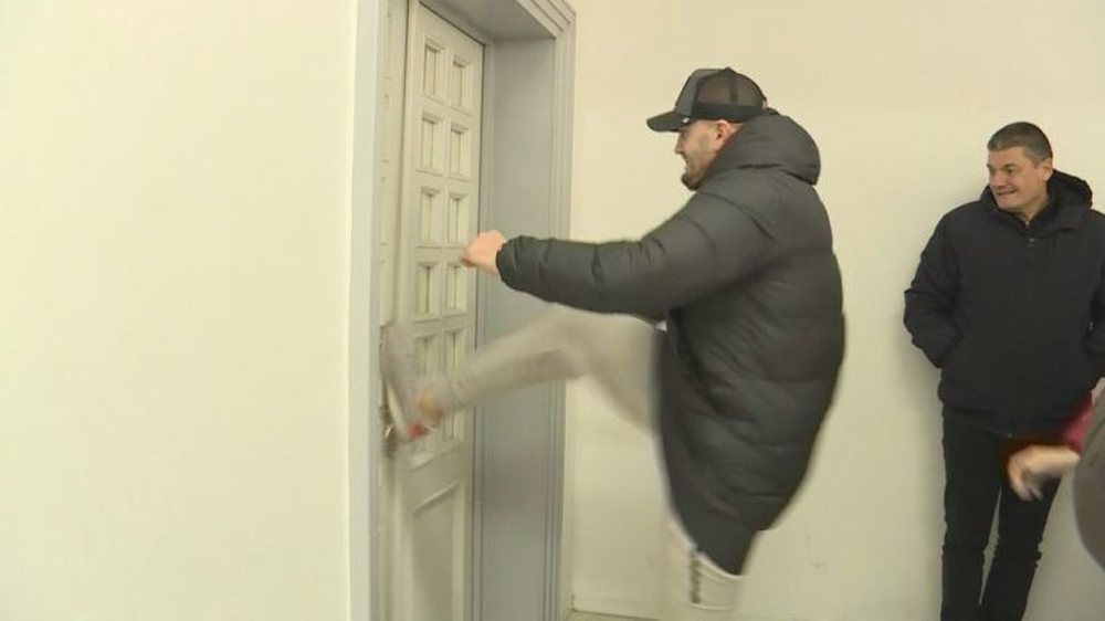 Shp&euml;rtheu der&euml;n brenda selis&euml; me shkelma/ PD kall&euml;zon