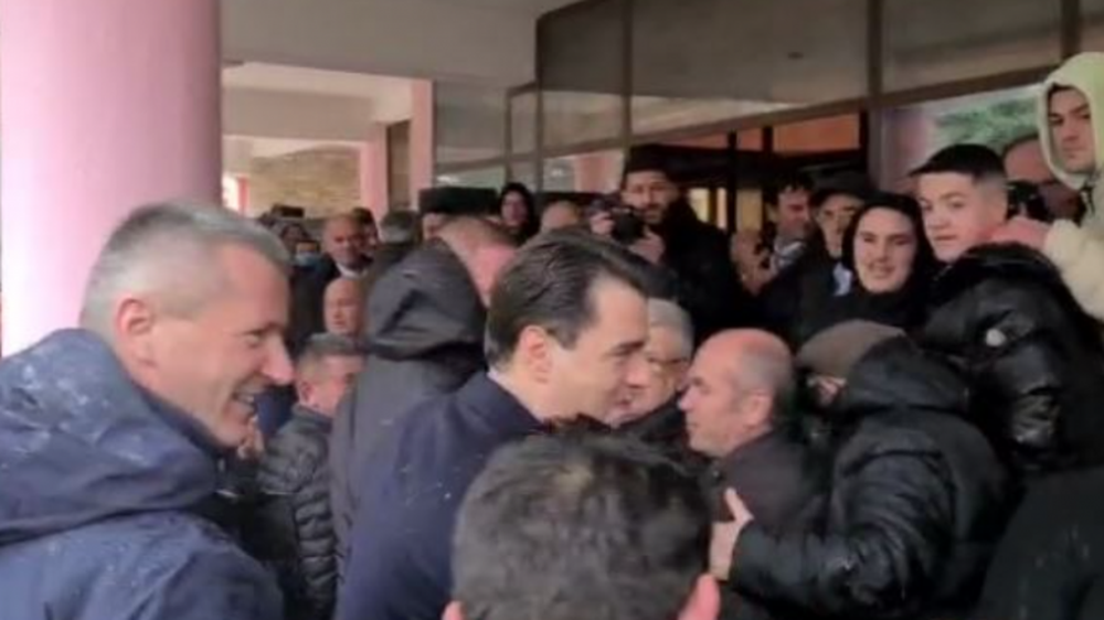 Basha n&euml; Dib&euml;r/ Pritet me daulle dhe ovacione nga demokrat&euml;t