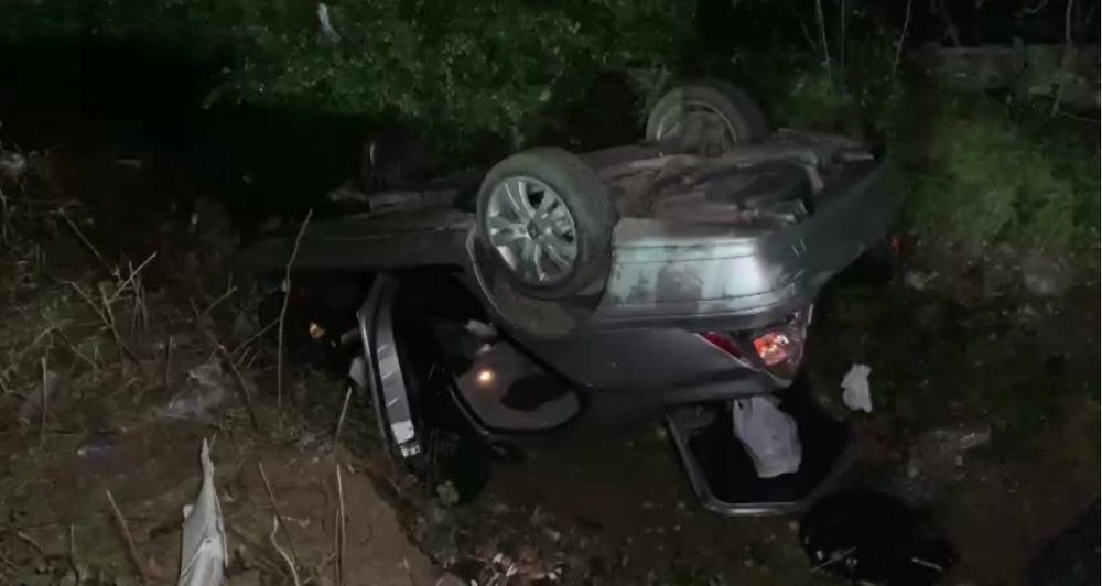Makina bie n&euml; humner&euml;, shp&euml;ton mrekullisht shoferi n&euml;