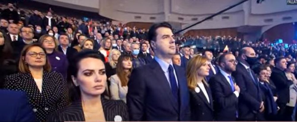 LIVE/ Basha futet mes brohorimave n&euml; Pallatin e Kongreseve
