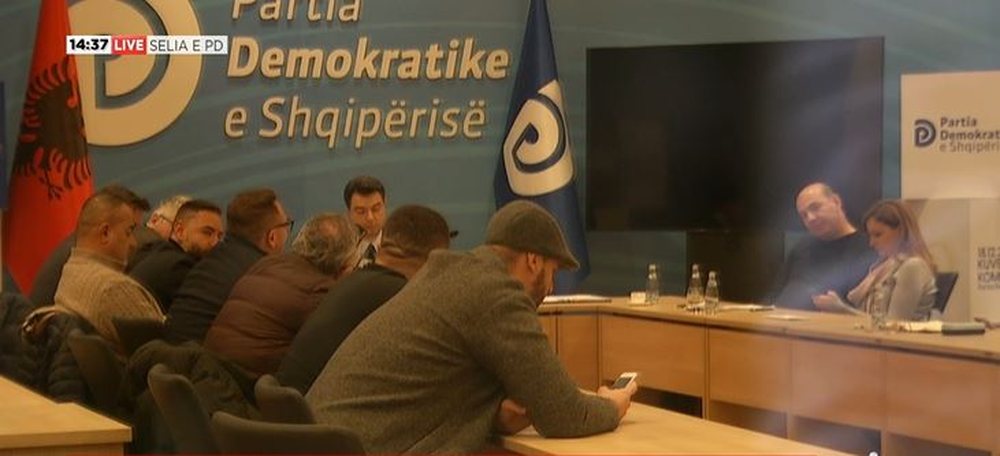 FOTOLAJM/ Basha mbyllet brenda n&euml; sall&euml; gjat&euml; koh&euml;s q&euml;