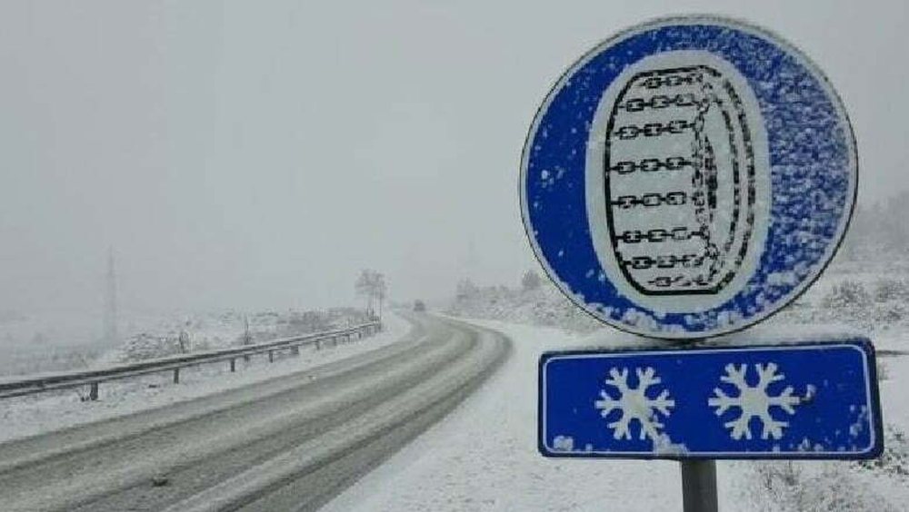 Reshjet e dendura t&euml; d&euml;bor&euml;s, mbyllet rruga e Arbrit
