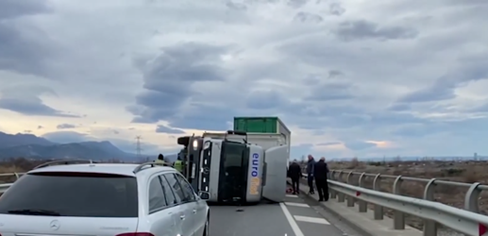 Era e fort&euml; rr&euml;zon kamionin n&euml; aksin Lezh&euml;-La&ccedil;,
