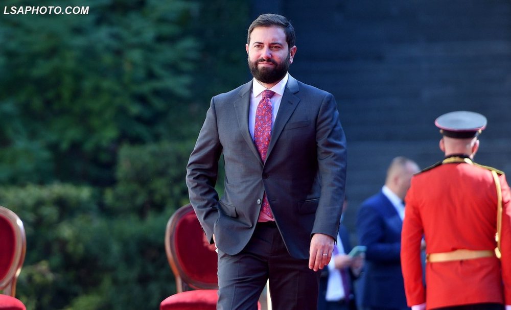 Ajo q&euml; pritej, Rama em&euml;ron 'Gebelsin' e tij n&euml; krye
