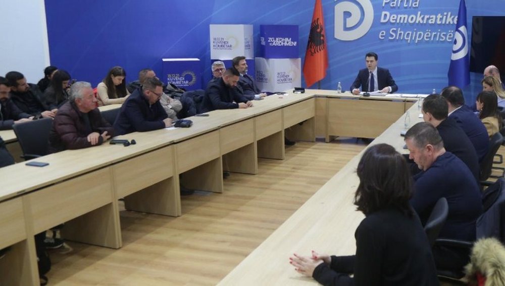 Nj&euml; or&euml; para protest&euml;s, Basha th&euml;rret n&euml; takim Kolegjin