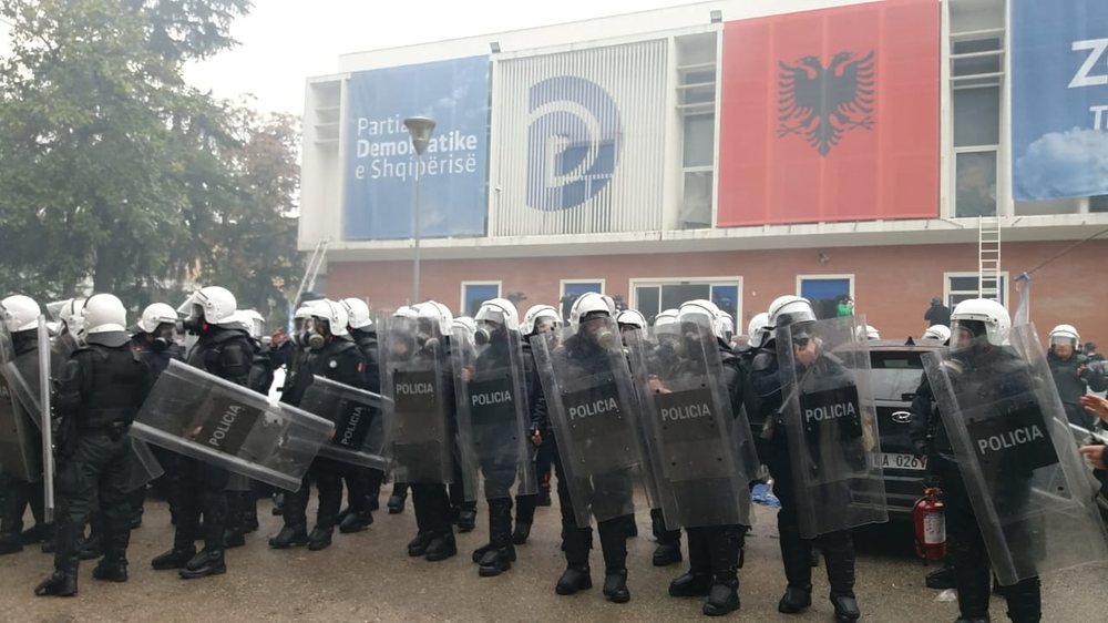 Rama i vjen n&euml; ndihm&euml; Bash&euml;s, d&euml;rgon komandatin e RENEA-s