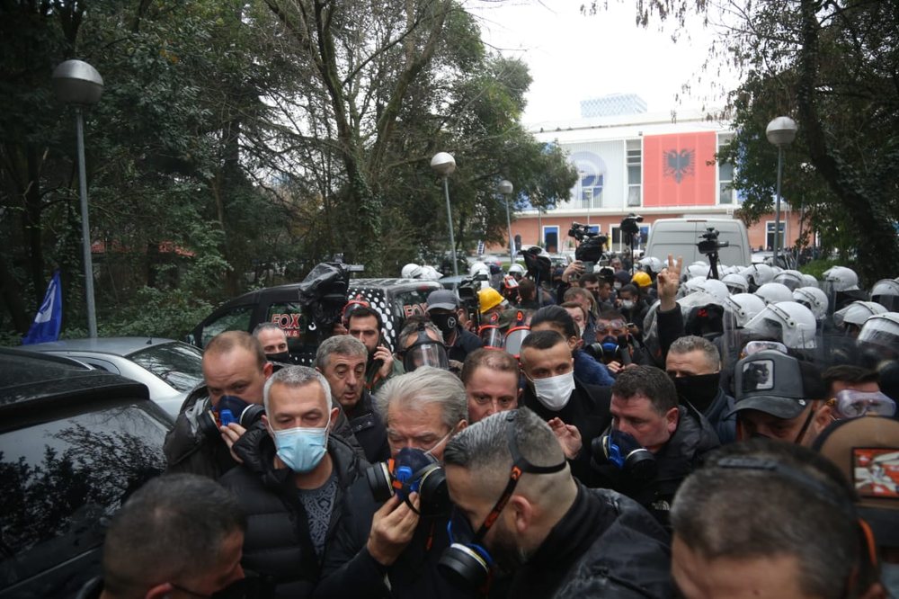 4 or&euml; i rrethuar nga Berisha, Basha shp&euml;ton me ndihm&euml;n e