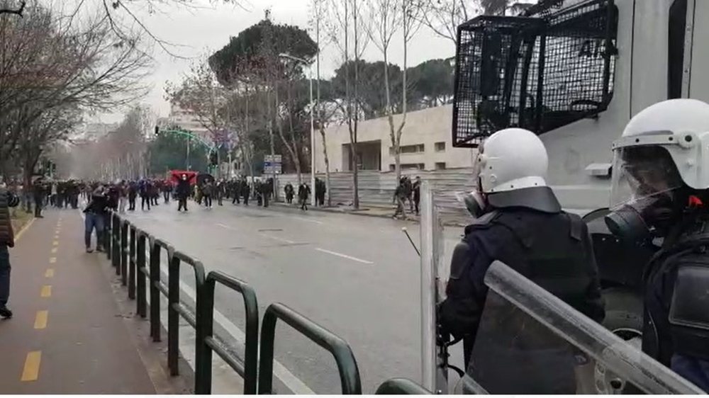 Rama ndihmon Bash&euml;n, policia largon protestuesit nga selia e PD (VIDEO)